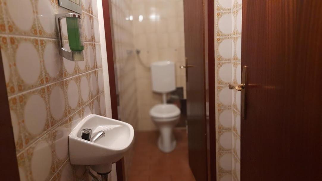 Single Room Shared Toilet the Corridor,1588074881:JPEG